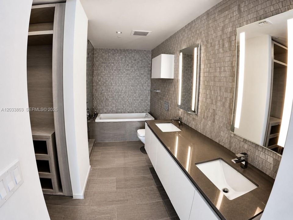 For Sale: $759,000 (1 beds, 1 baths, 887 Square Feet)
