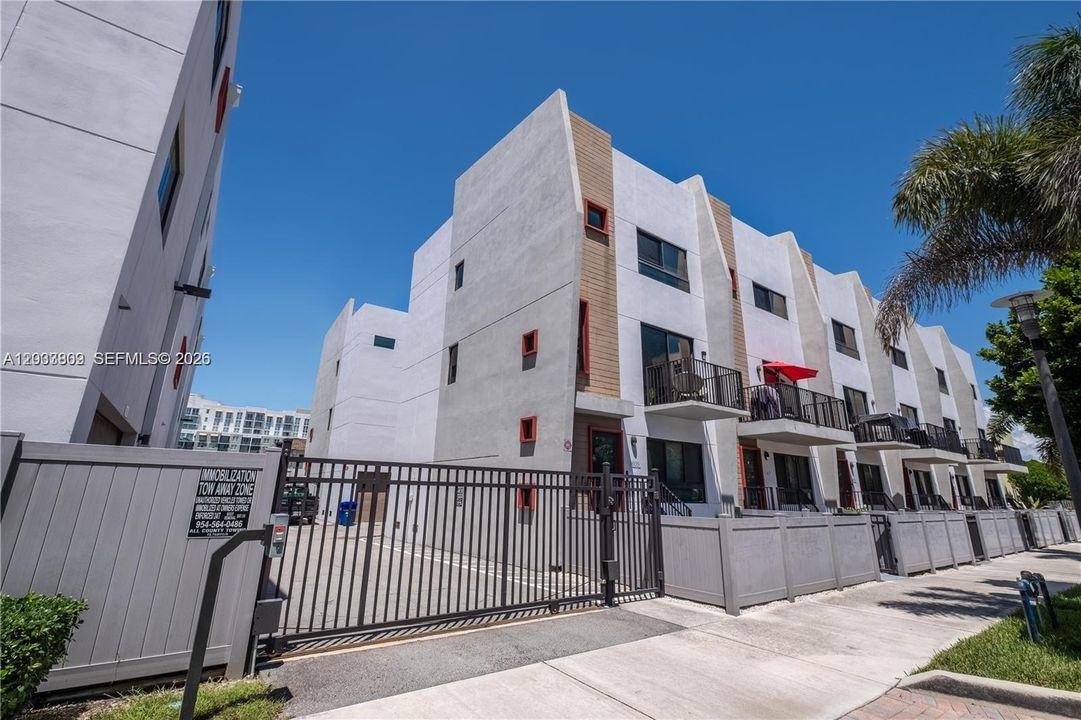 For Sale: $767,000 (3 beds, 3 baths, 1624 Square Feet)