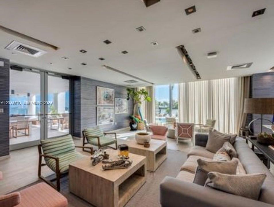 For Rent: $3,800 (1 beds, 2 baths, 790 Square Feet)