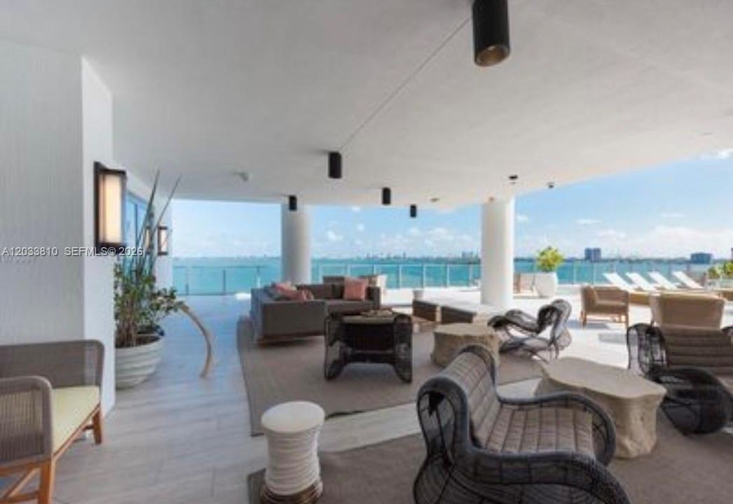 For Rent: $3,800 (1 beds, 2 baths, 790 Square Feet)