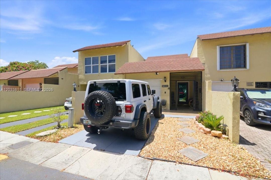 For Rent: $2,800 (2 beds, 2 baths, 1205 Square Feet)