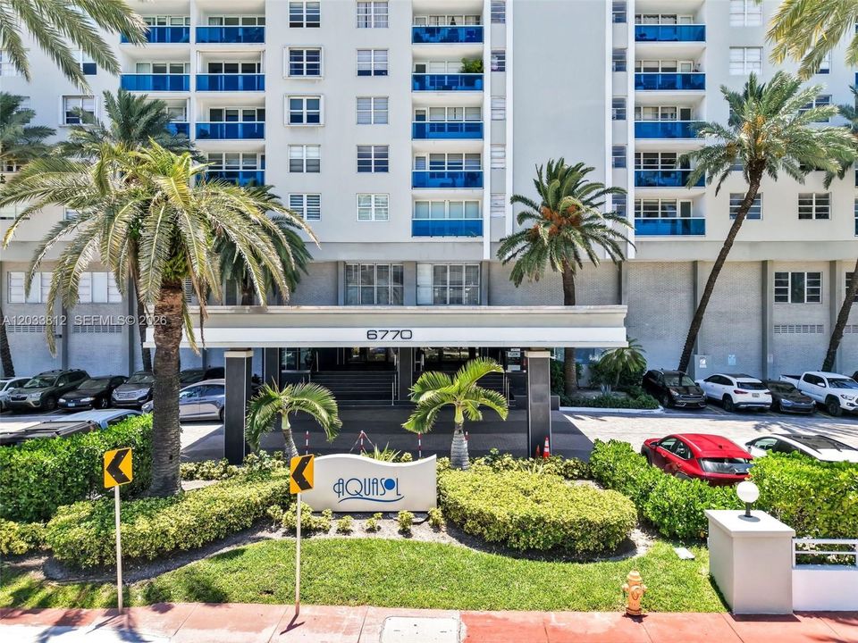 For Rent: $2,700 (1 beds, 1 baths, 910 Square Feet)