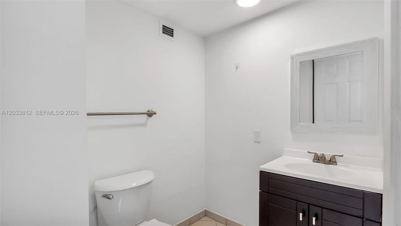 For Rent: $2,700 (1 beds, 1 baths, 910 Square Feet)