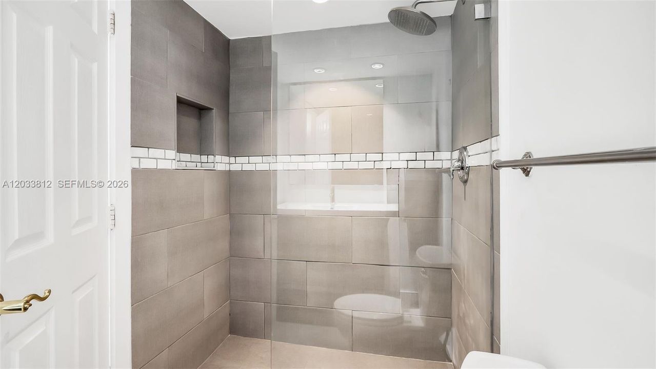 For Rent: $2,700 (1 beds, 1 baths, 910 Square Feet)