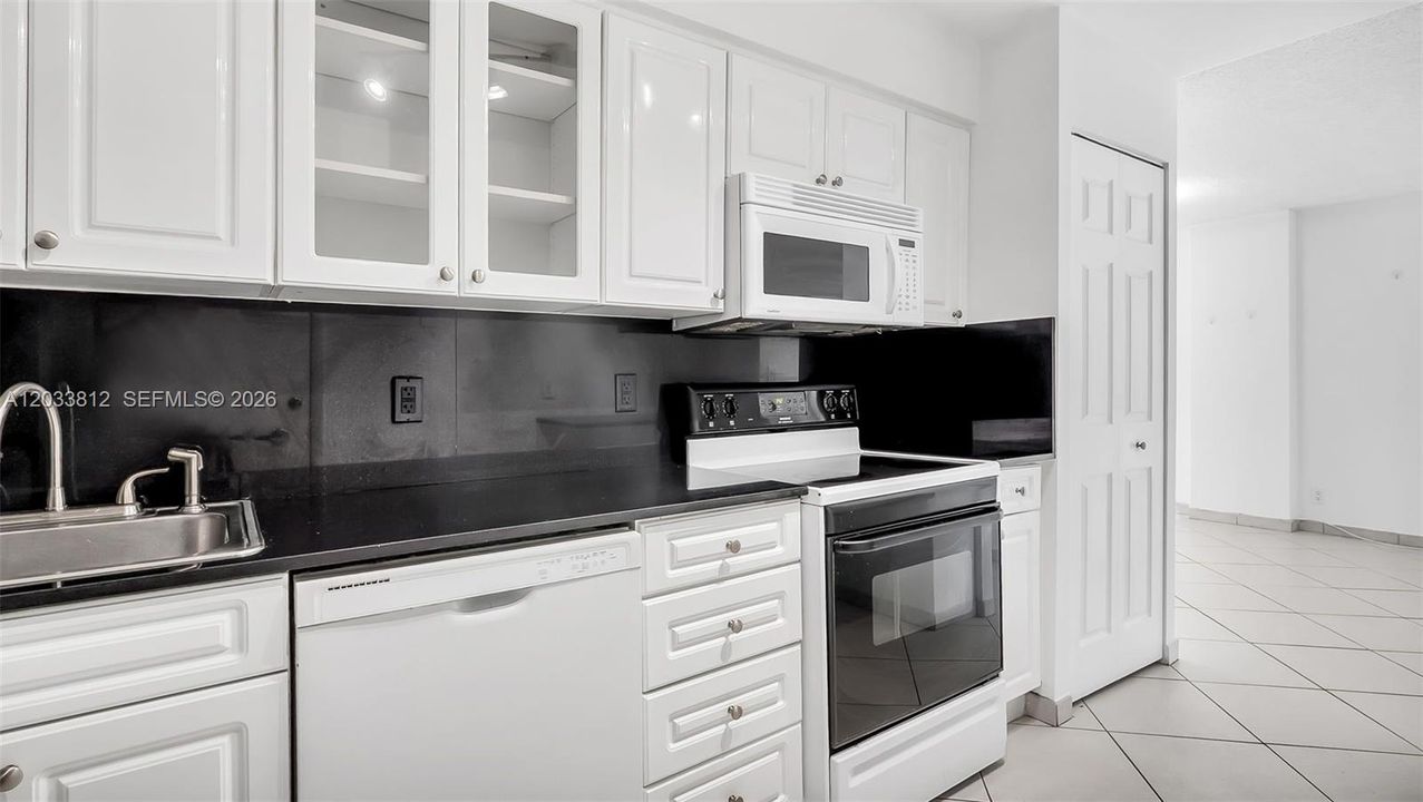 For Rent: $2,700 (1 beds, 1 baths, 910 Square Feet)