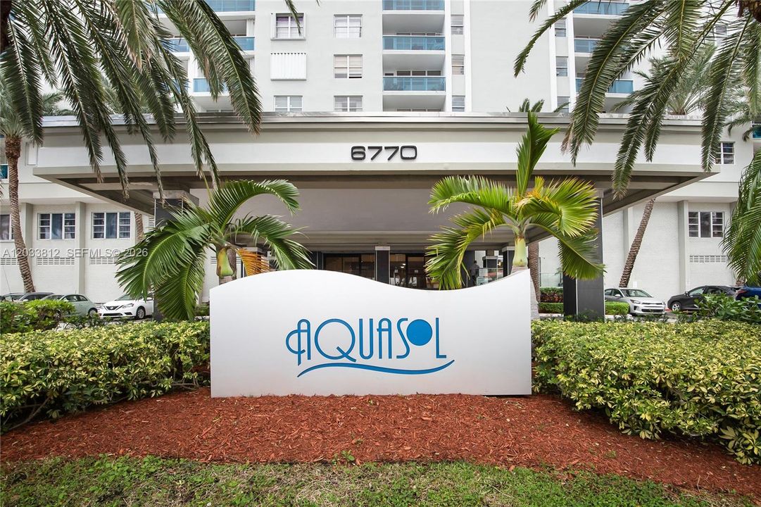 For Rent: $2,700 (1 beds, 1 baths, 910 Square Feet)