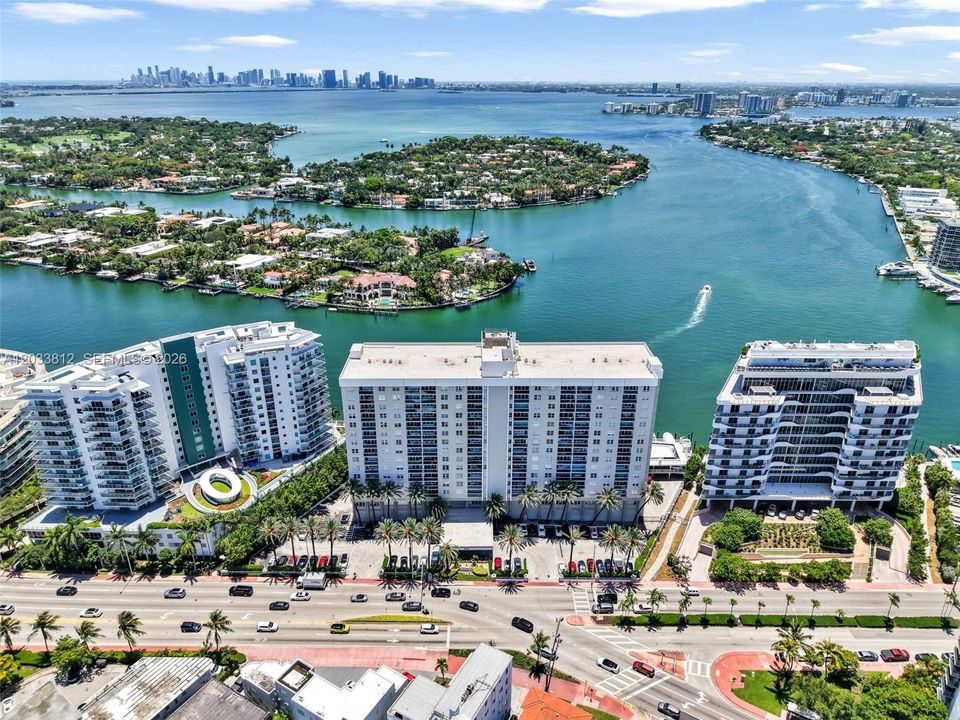 For Rent: $2,700 (1 beds, 1 baths, 910 Square Feet)