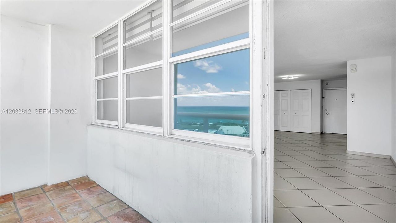 For Rent: $2,700 (1 beds, 1 baths, 910 Square Feet)