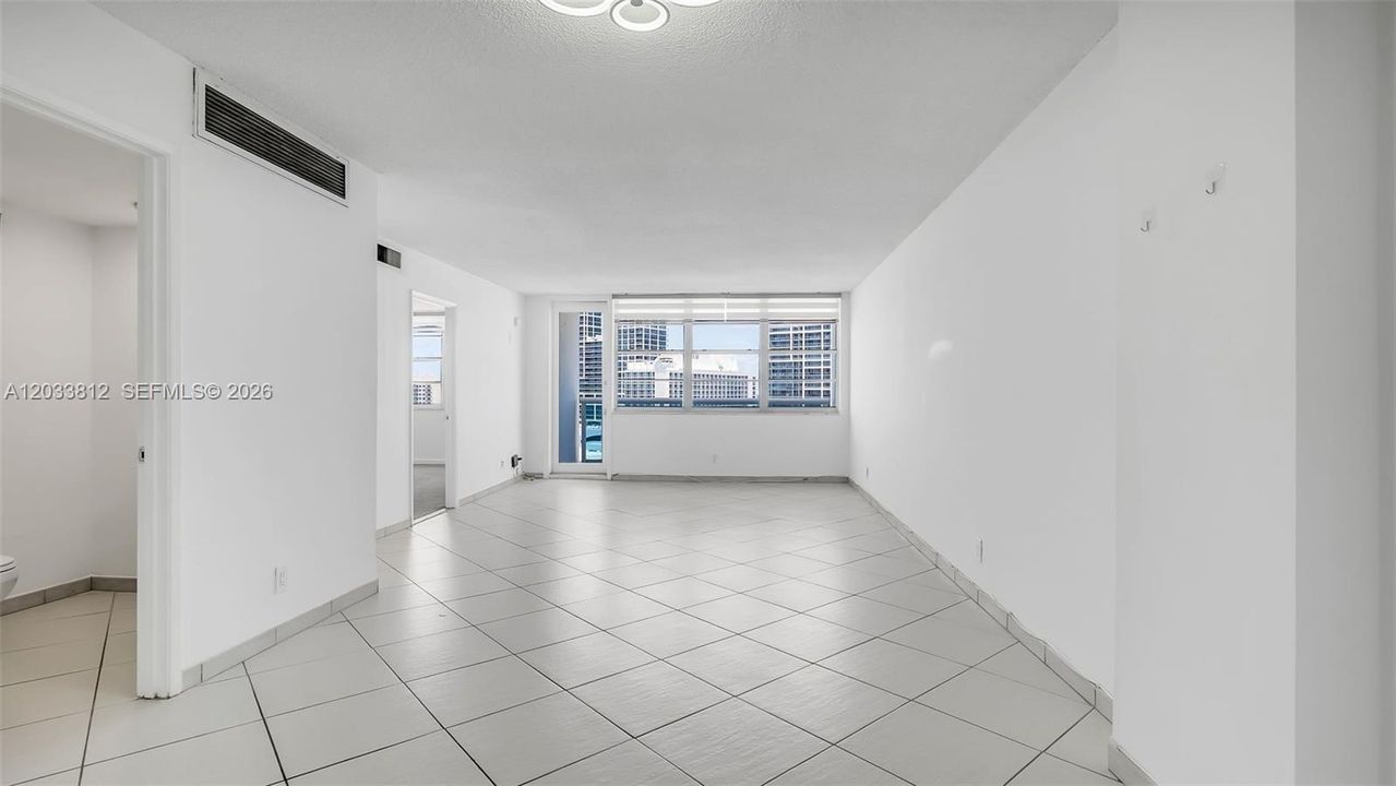 For Rent: $2,700 (1 beds, 1 baths, 910 Square Feet)