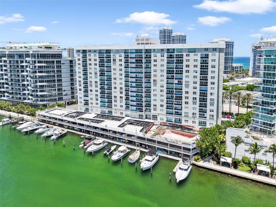 For Rent: $2,700 (1 beds, 1 baths, 910 Square Feet)