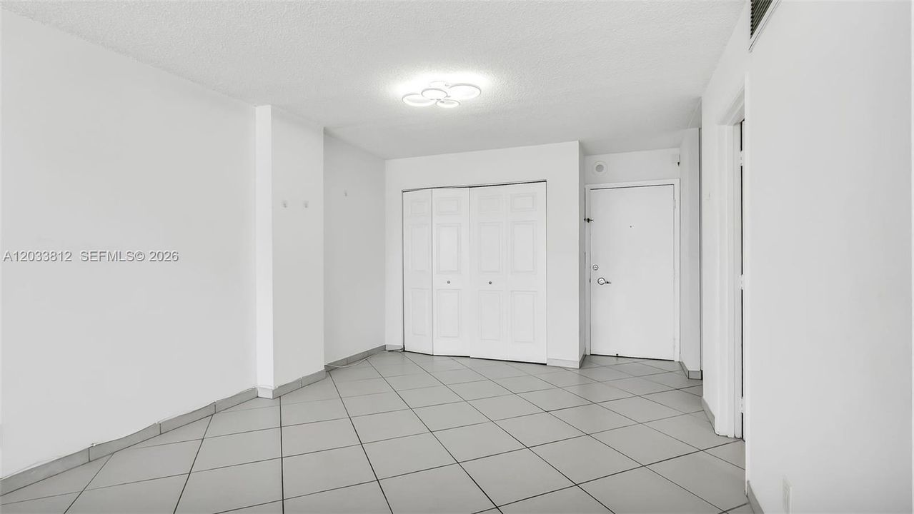 For Rent: $2,700 (1 beds, 1 baths, 910 Square Feet)