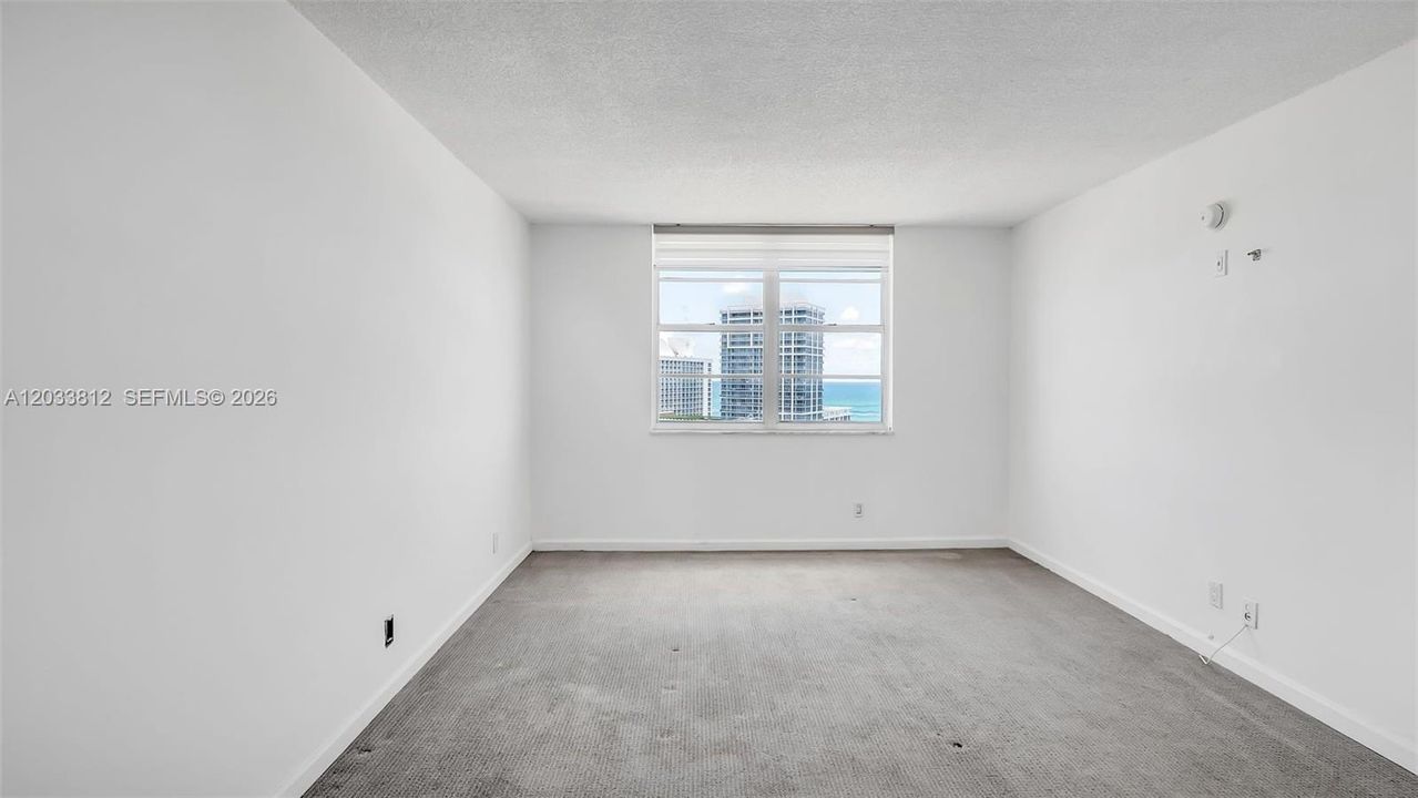 For Rent: $2,700 (1 beds, 1 baths, 910 Square Feet)