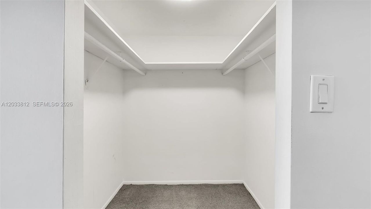 For Rent: $2,700 (1 beds, 1 baths, 910 Square Feet)