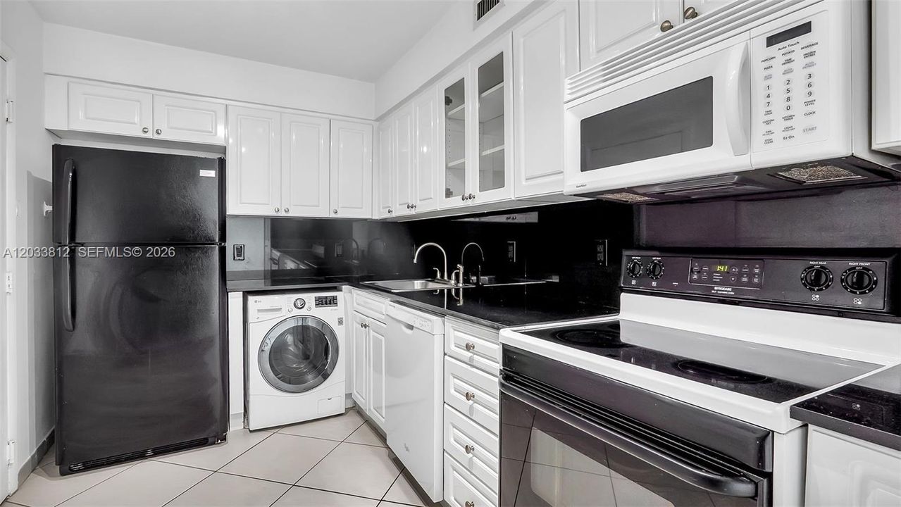 For Rent: $2,700 (1 beds, 1 baths, 910 Square Feet)
