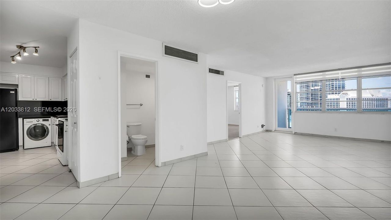 For Rent: $2,700 (1 beds, 1 baths, 910 Square Feet)