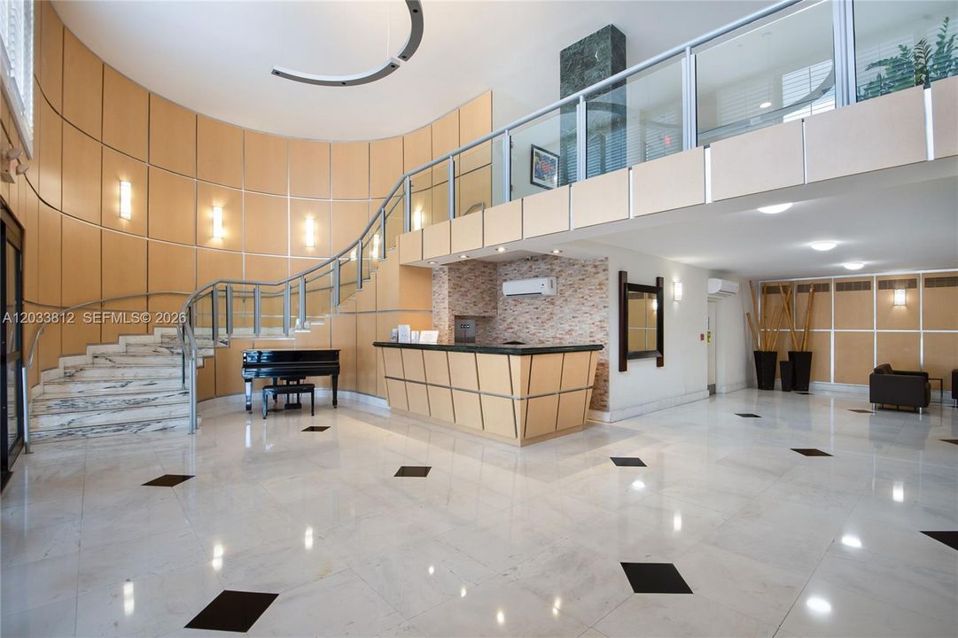 For Rent: $2,700 (1 beds, 1 baths, 910 Square Feet)