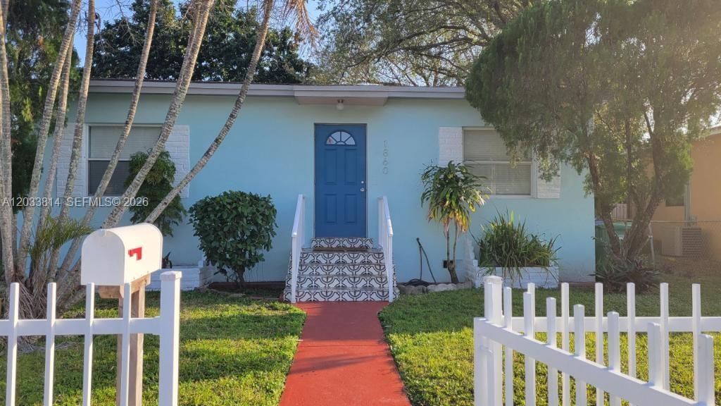 For Rent: $3,250 (3 beds, 2 baths, 1161 Square Feet)