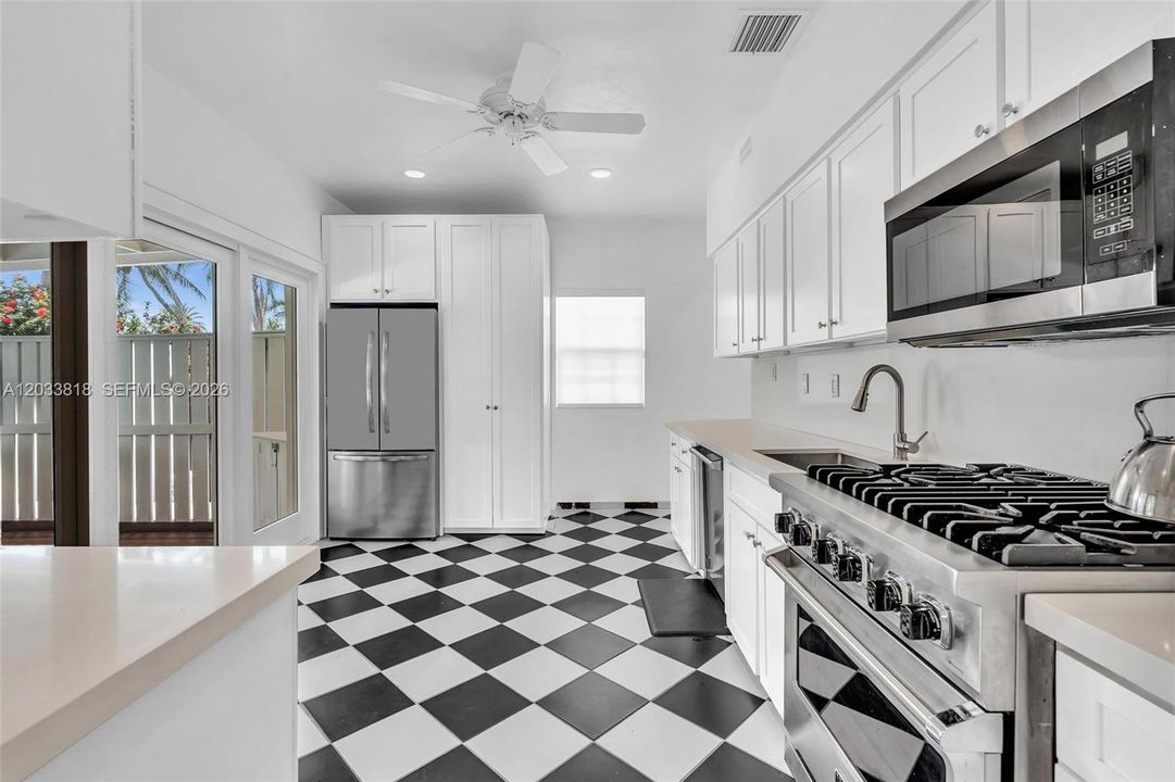 For Rent: $11,000 (4 beds, 3 baths, 1996 Square Feet)