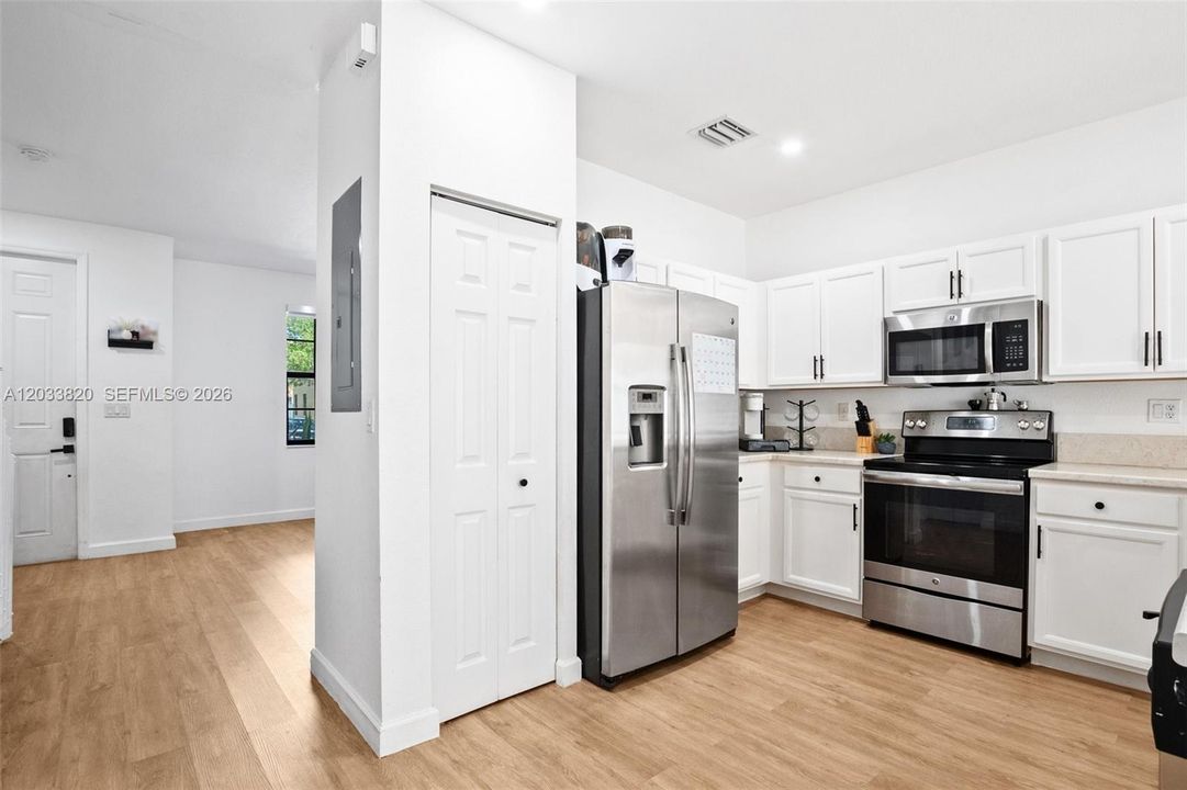 For Sale: $439,999 (2 beds, 2 baths, 1441 Square Feet)