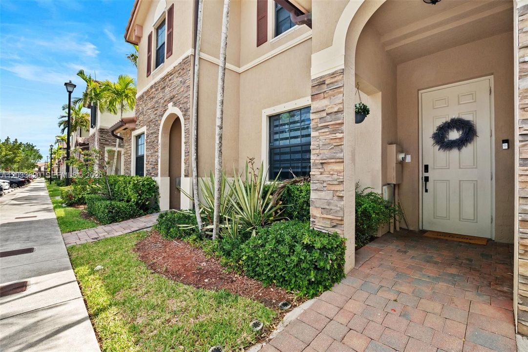 For Sale: $439,999 (2 beds, 2 baths, 1441 Square Feet)