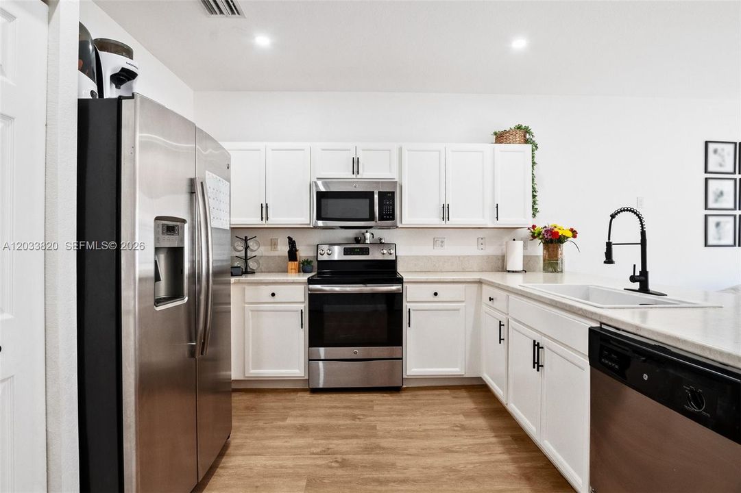 For Sale: $439,999 (2 beds, 2 baths, 1441 Square Feet)