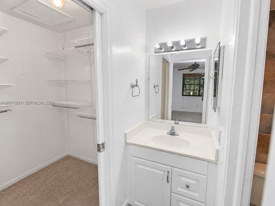 На продажу: $359,000 (2 спален, 2 ванн, 1140 Квадратных фут)