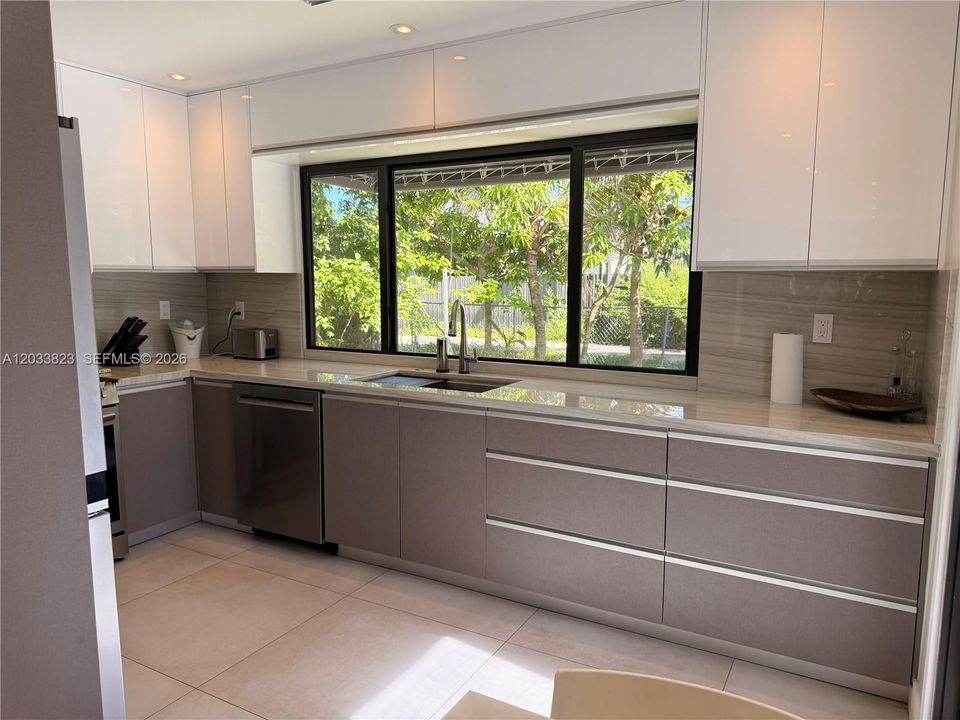 For Rent: $4,100 (2 beds, 2 baths, 1300 Square Feet)