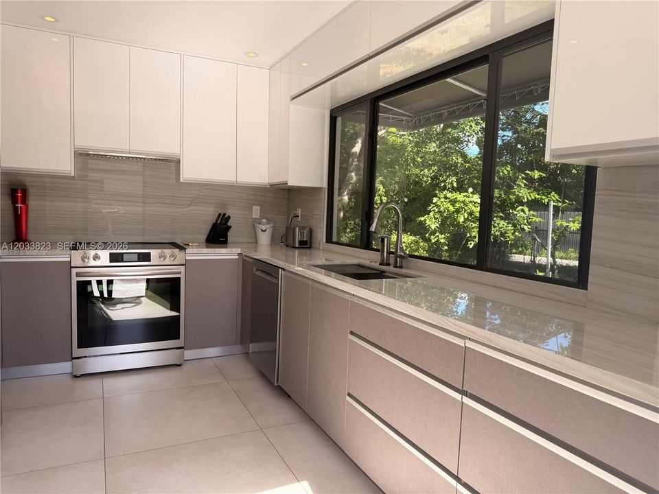 For Rent: $4,100 (2 beds, 2 baths, 1300 Square Feet)