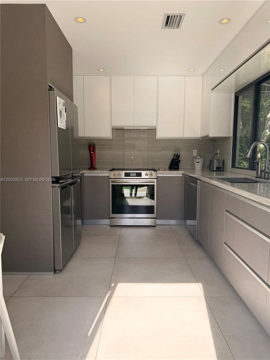 For Rent: $4,100 (2 beds, 2 baths, 1300 Square Feet)