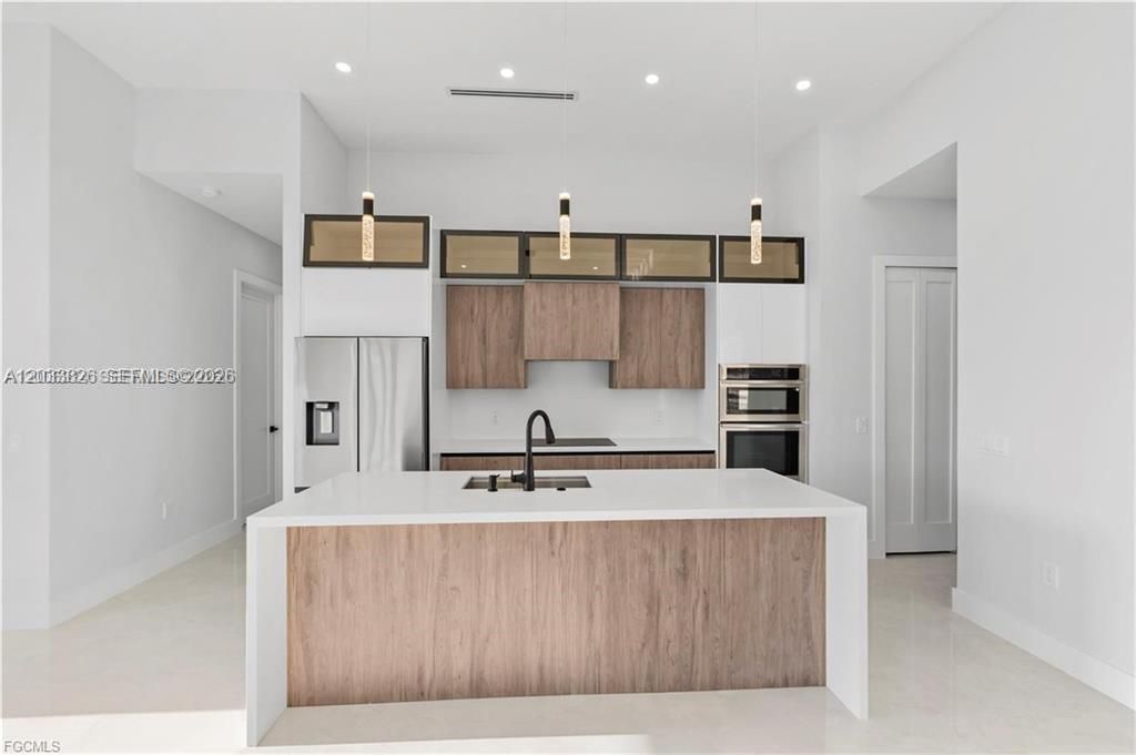 For Sale: $545,000 (4 beds, 3 baths, 1931 Square Feet)