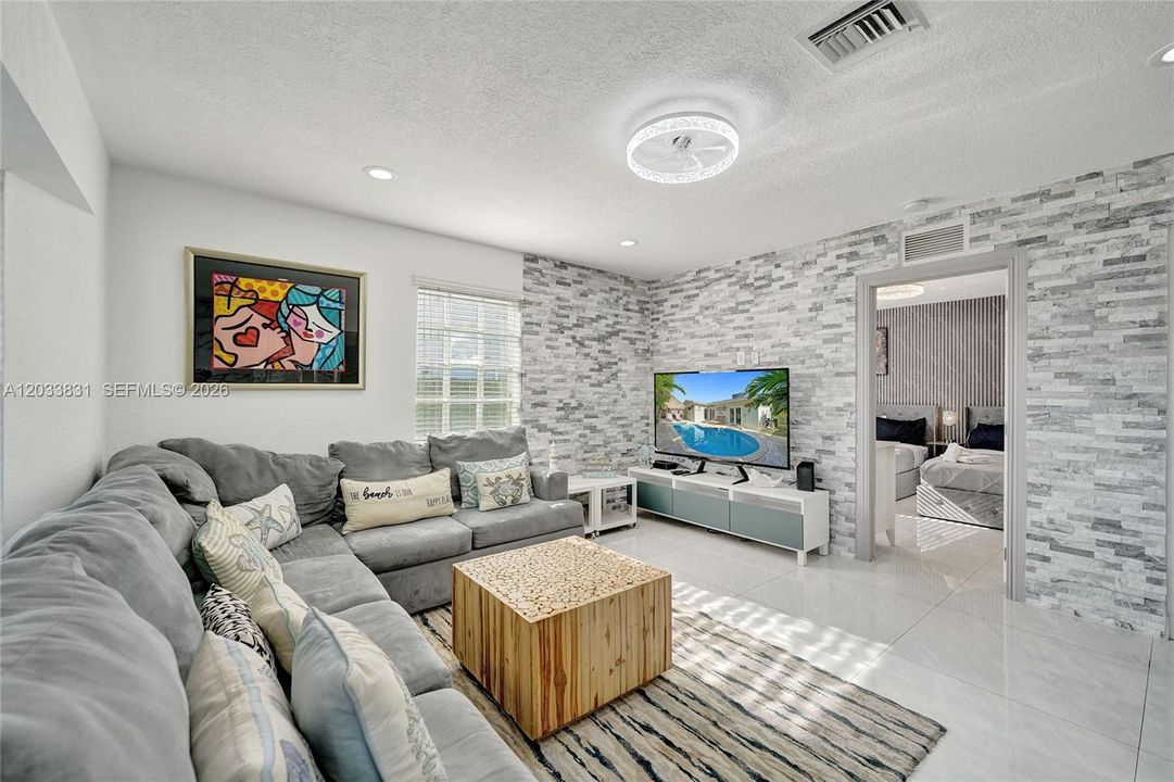 For Rent: $6,750 (5 beds, 3 baths, 2000 Square Feet)