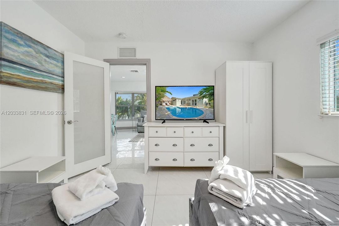 For Rent: $6,750 (5 beds, 3 baths, 2000 Square Feet)