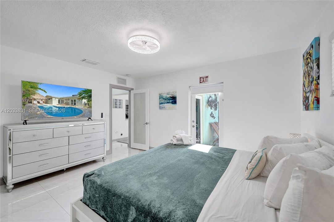 For Rent: $6,750 (5 beds, 3 baths, 2000 Square Feet)