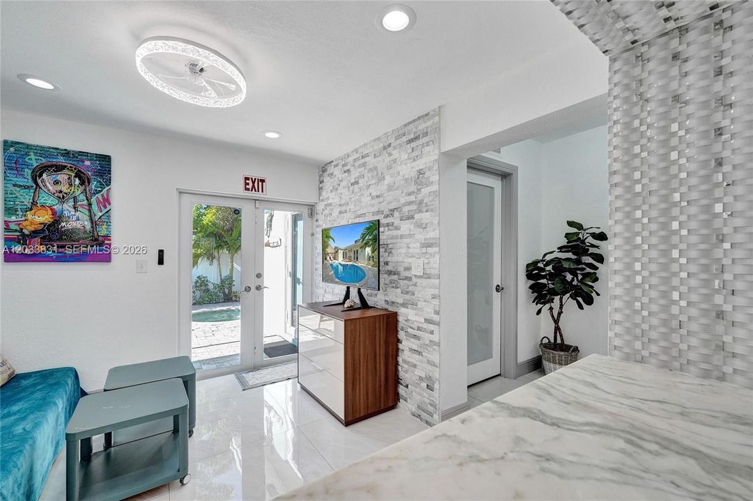 For Rent: $6,750 (5 beds, 3 baths, 2000 Square Feet)