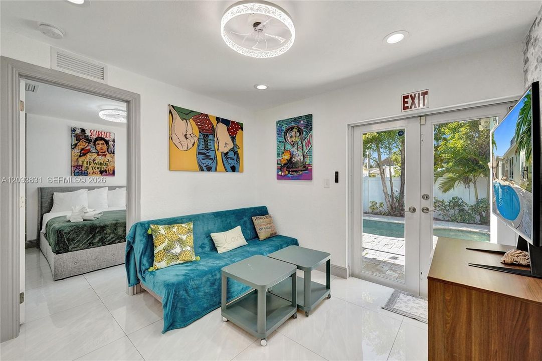 For Rent: $6,750 (5 beds, 3 baths, 2000 Square Feet)