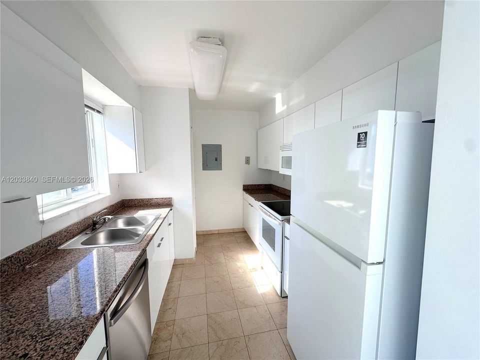 For Rent: $4,000 (2 beds, 2 baths, 970 Square Feet)