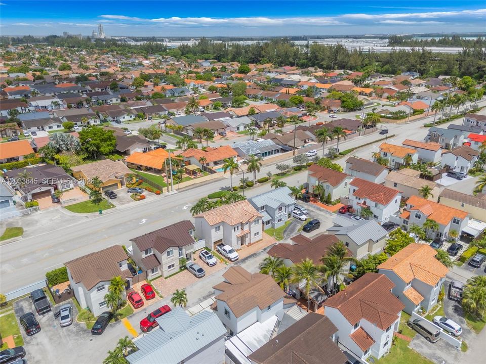 На продажу: $685,000 (4 спален, 3 ванн, 1690 Квадратных фут)