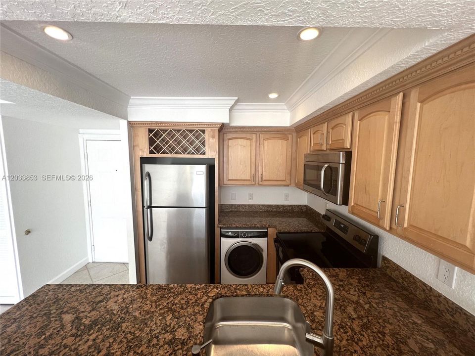 For Rent: $2,400 (2 beds, 2 baths, 880 Square Feet)