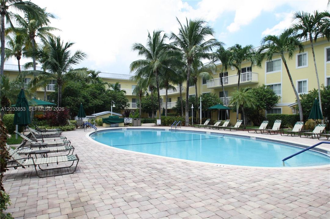 For Rent: $2,400 (2 beds, 2 baths, 880 Square Feet)