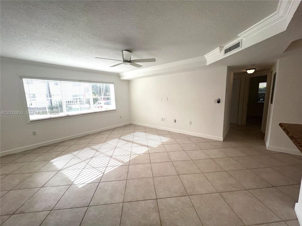 For Rent: $2,400 (2 beds, 2 baths, 880 Square Feet)