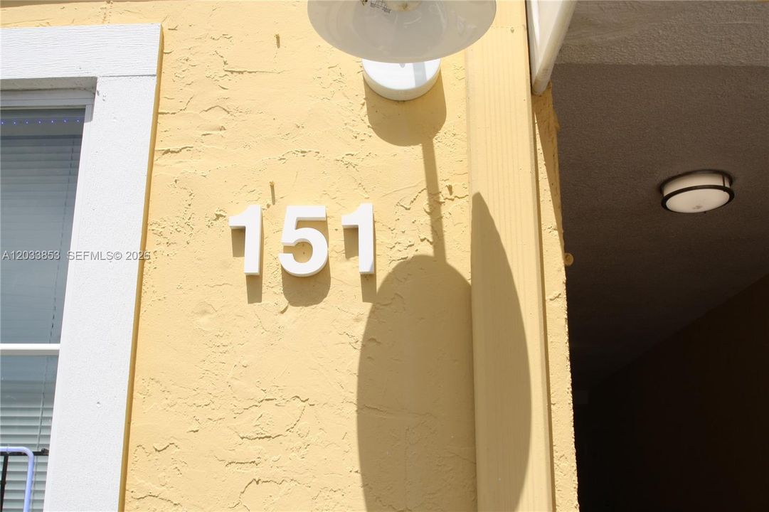 For Rent: $2,400 (2 beds, 2 baths, 880 Square Feet)
