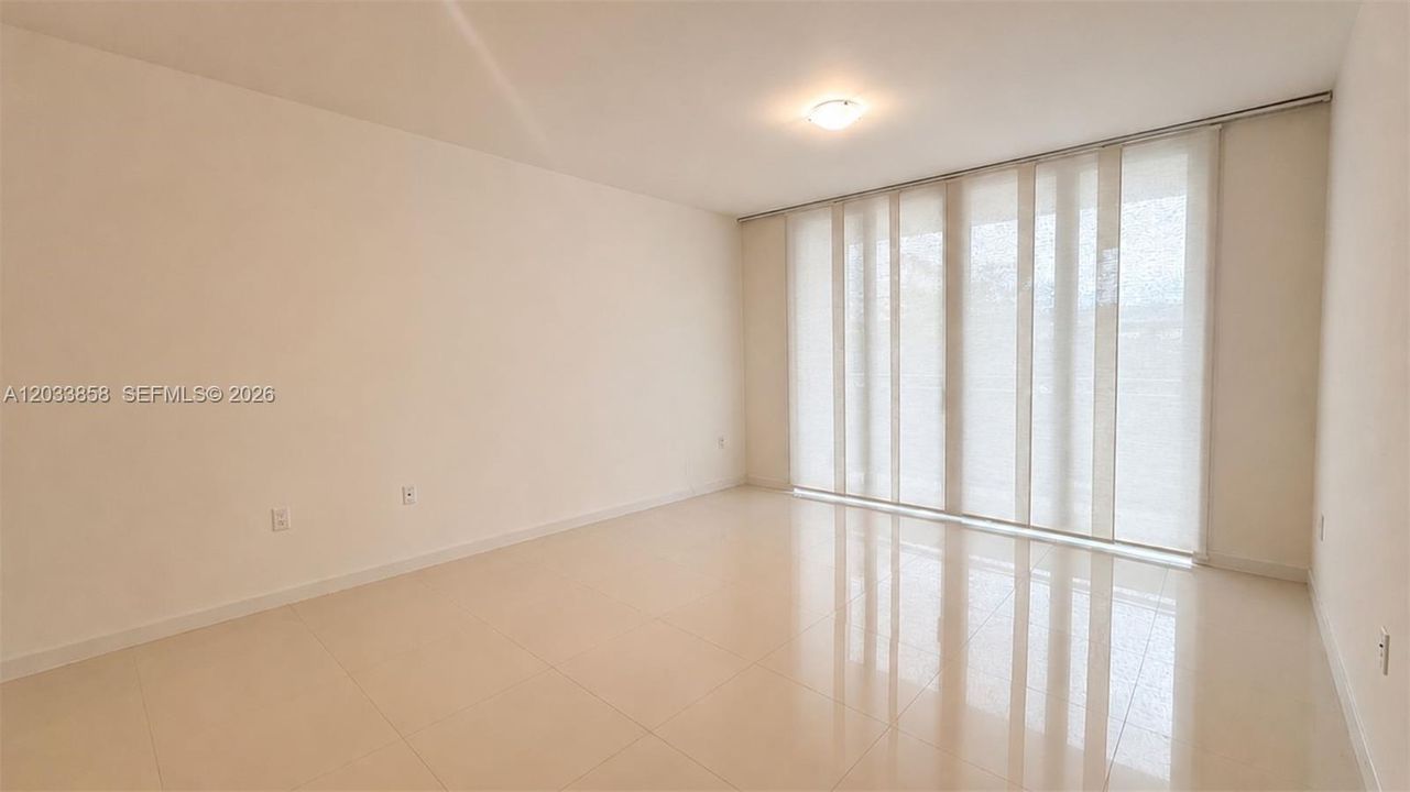 For Rent: $2,700 (1 beds, 2 baths, 989 Square Feet)