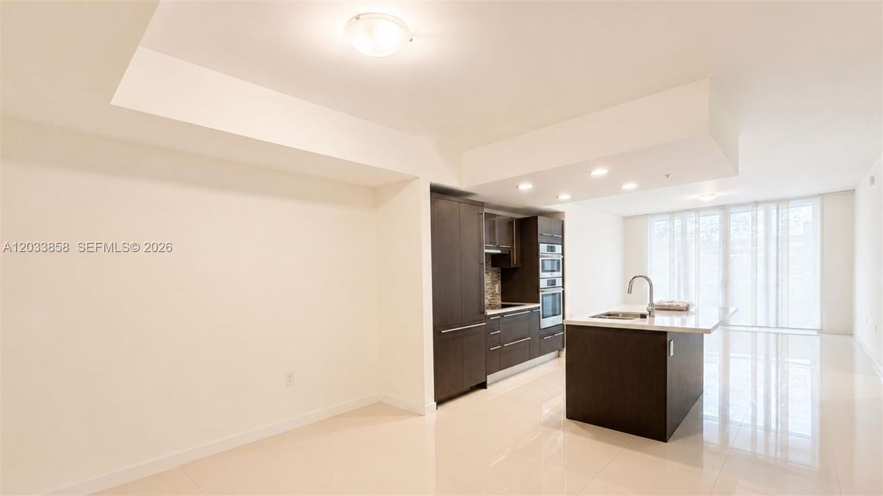 For Rent: $2,700 (1 beds, 2 baths, 989 Square Feet)
