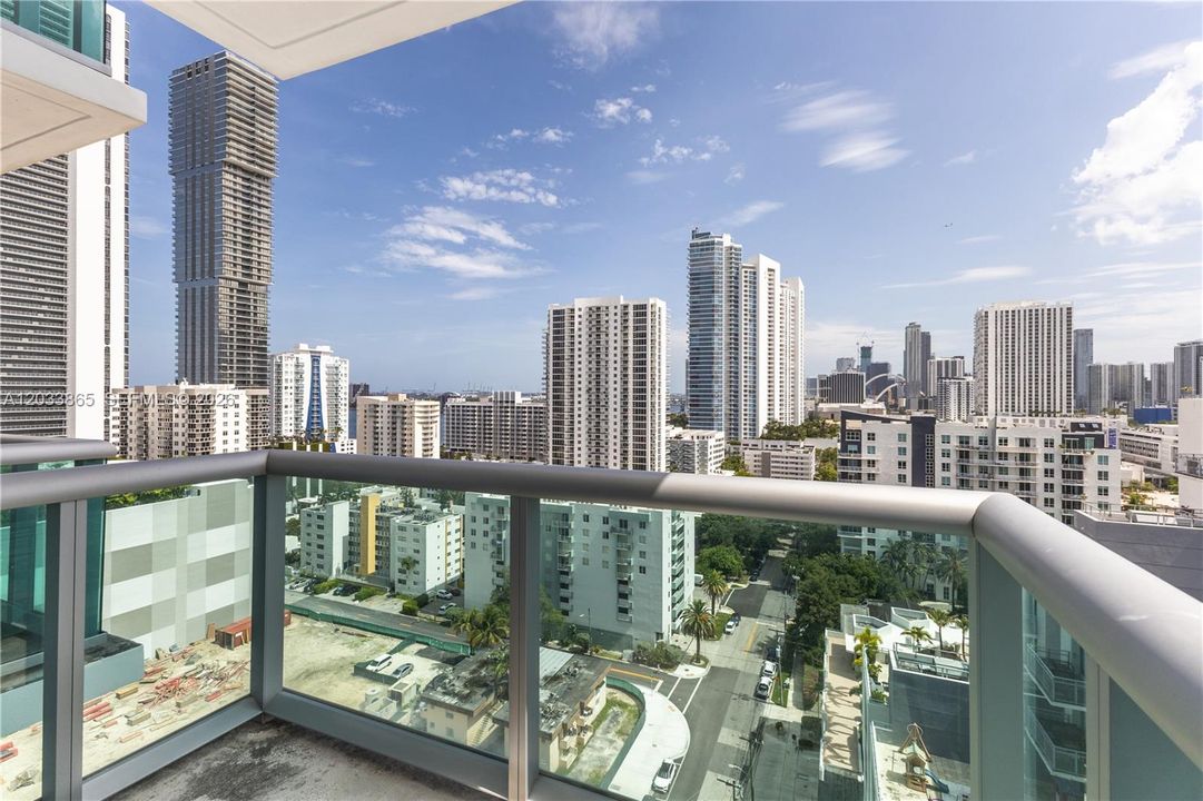For Rent: $3,900 (2 beds, 2 baths, 1077 Square Feet)