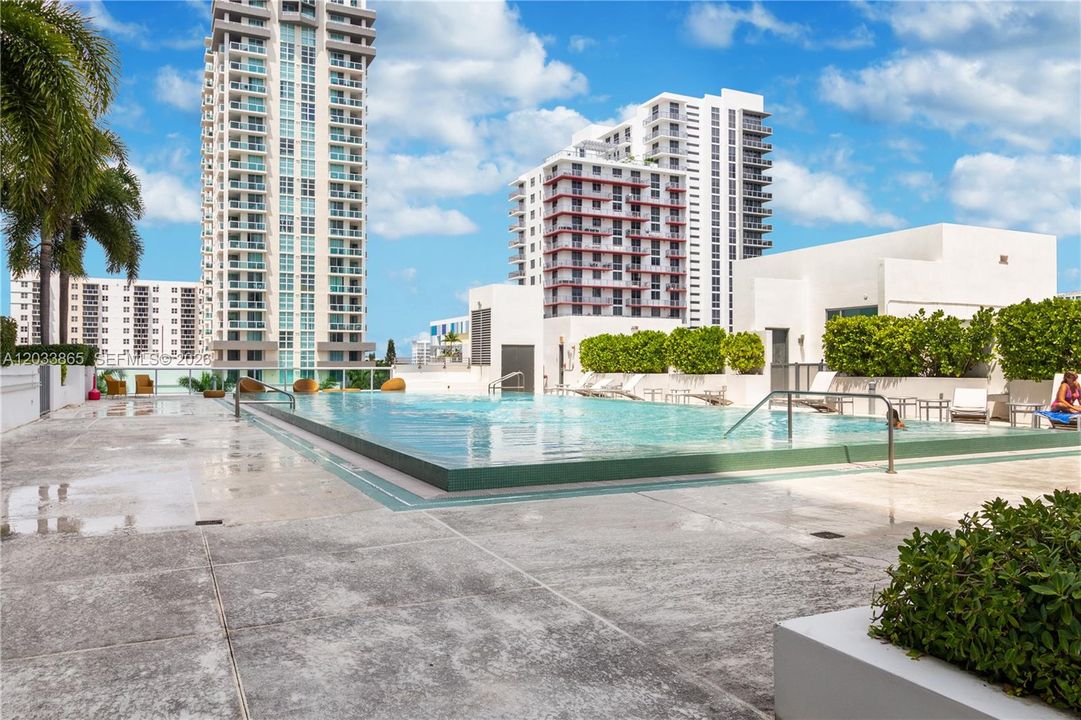 For Rent: $3,900 (2 beds, 2 baths, 1077 Square Feet)