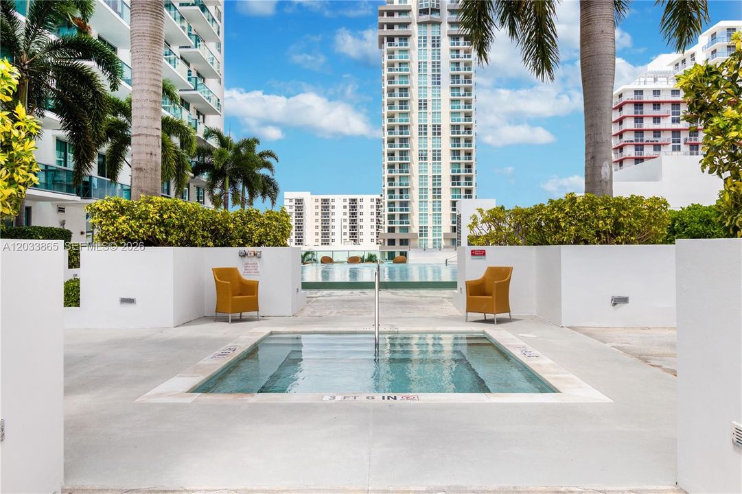 For Rent: $3,900 (2 beds, 2 baths, 1077 Square Feet)