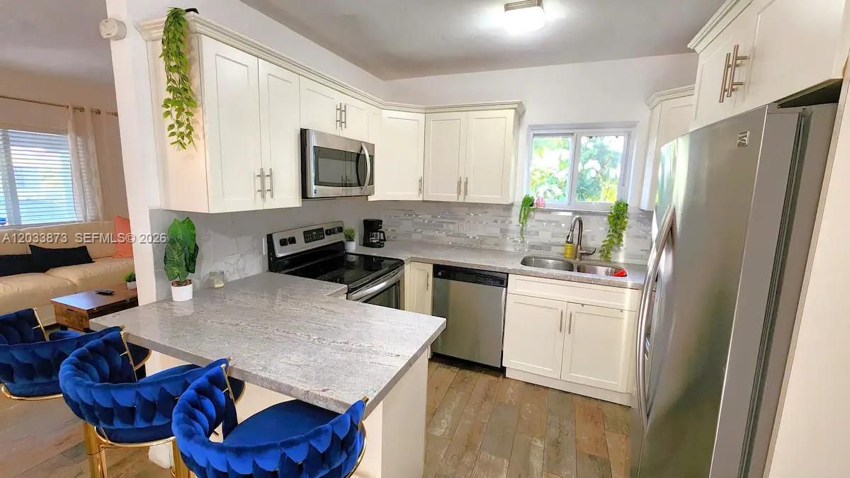 For Rent: $5,995 (3 beds, 2 baths, 1537 Square Feet)