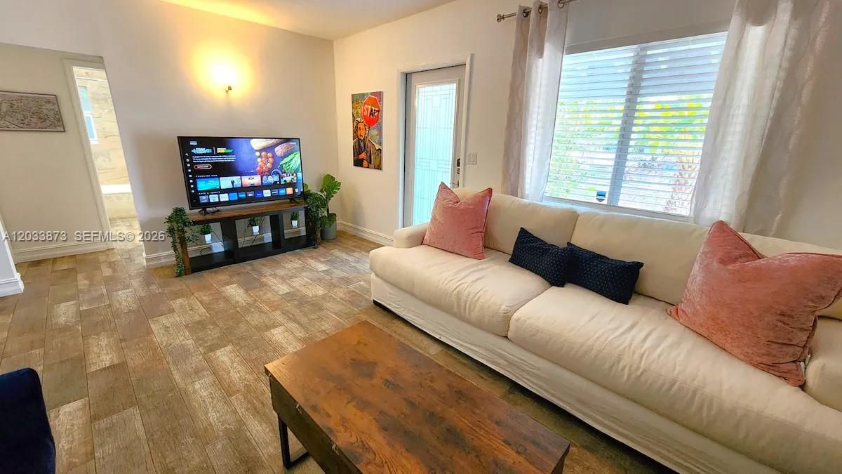 For Rent: $5,995 (3 beds, 2 baths, 1537 Square Feet)
