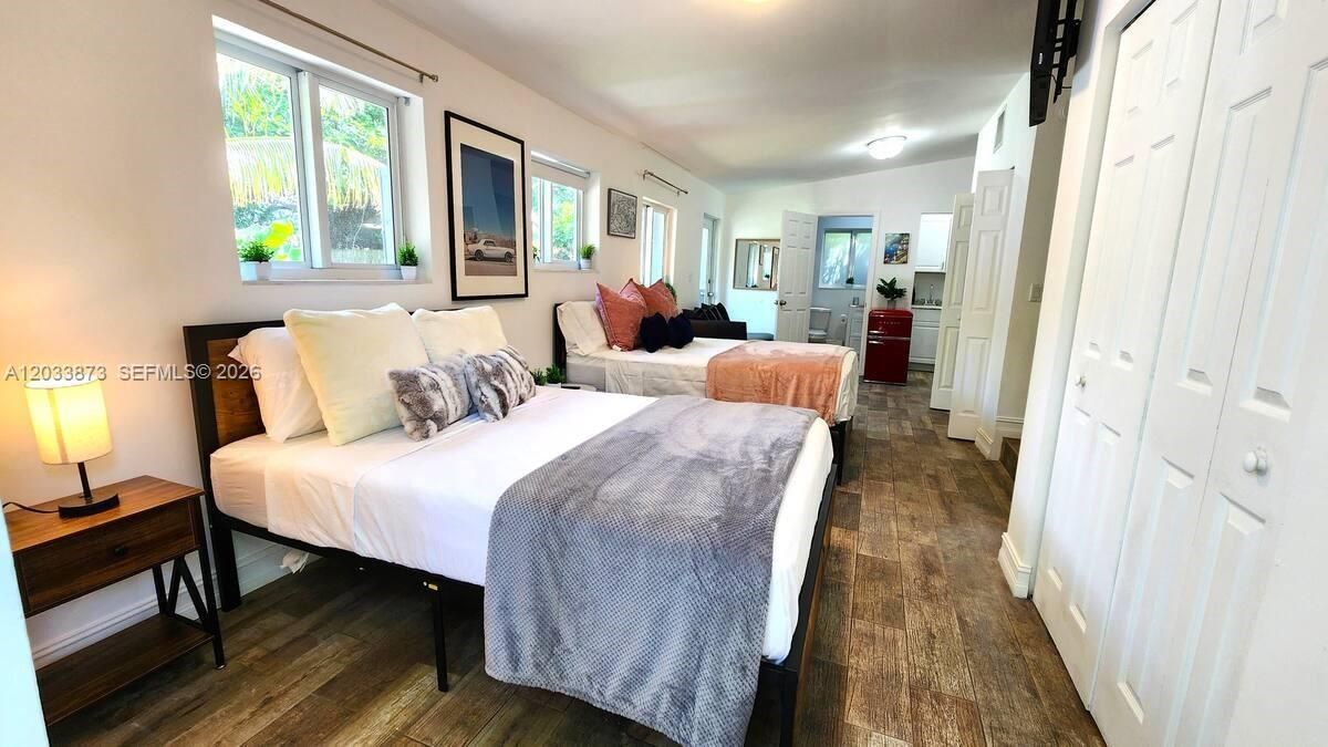 For Rent: $5,995 (3 beds, 2 baths, 1537 Square Feet)