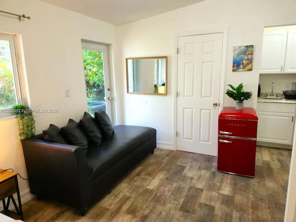 For Rent: $5,995 (3 beds, 2 baths, 1537 Square Feet)